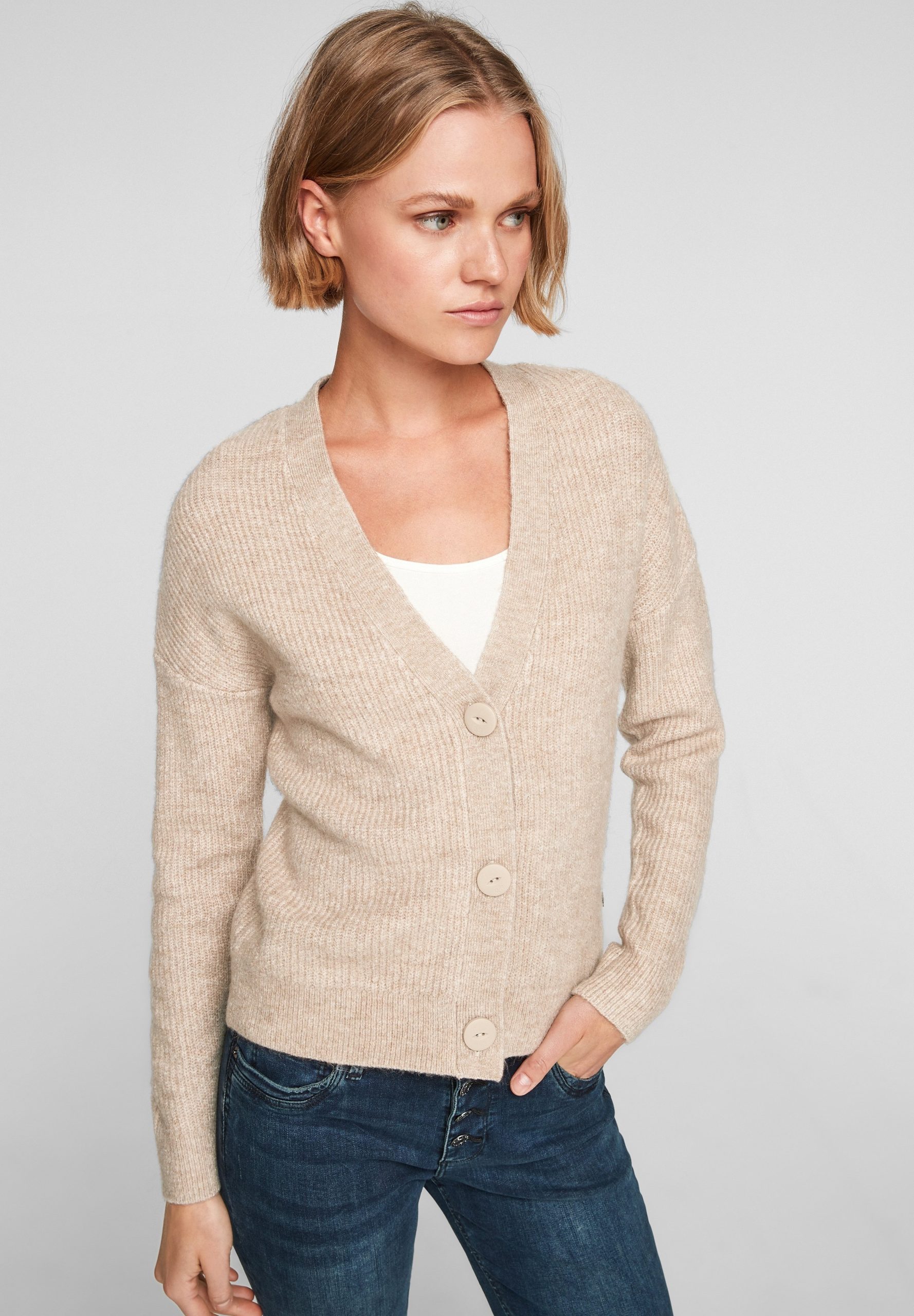 strickjacken-beige-165kom-1.jpg